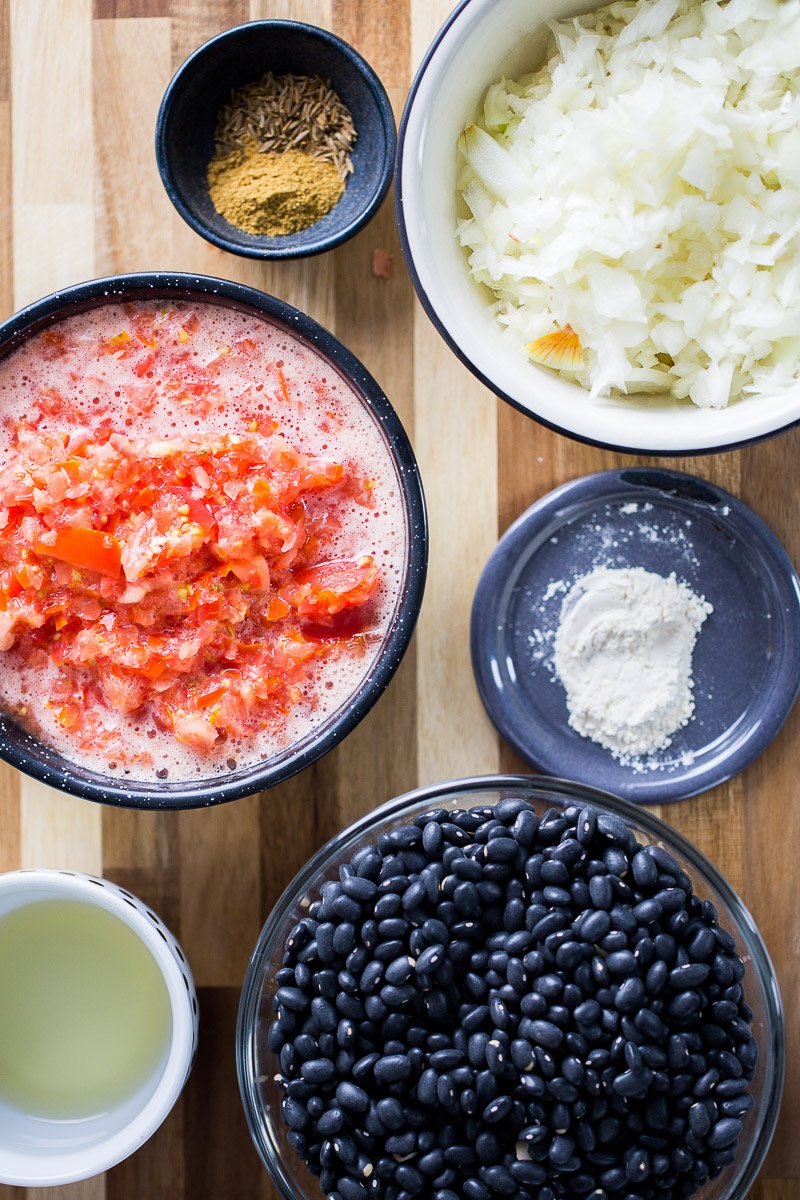 ingredientes to make black bean soup in the instant pot