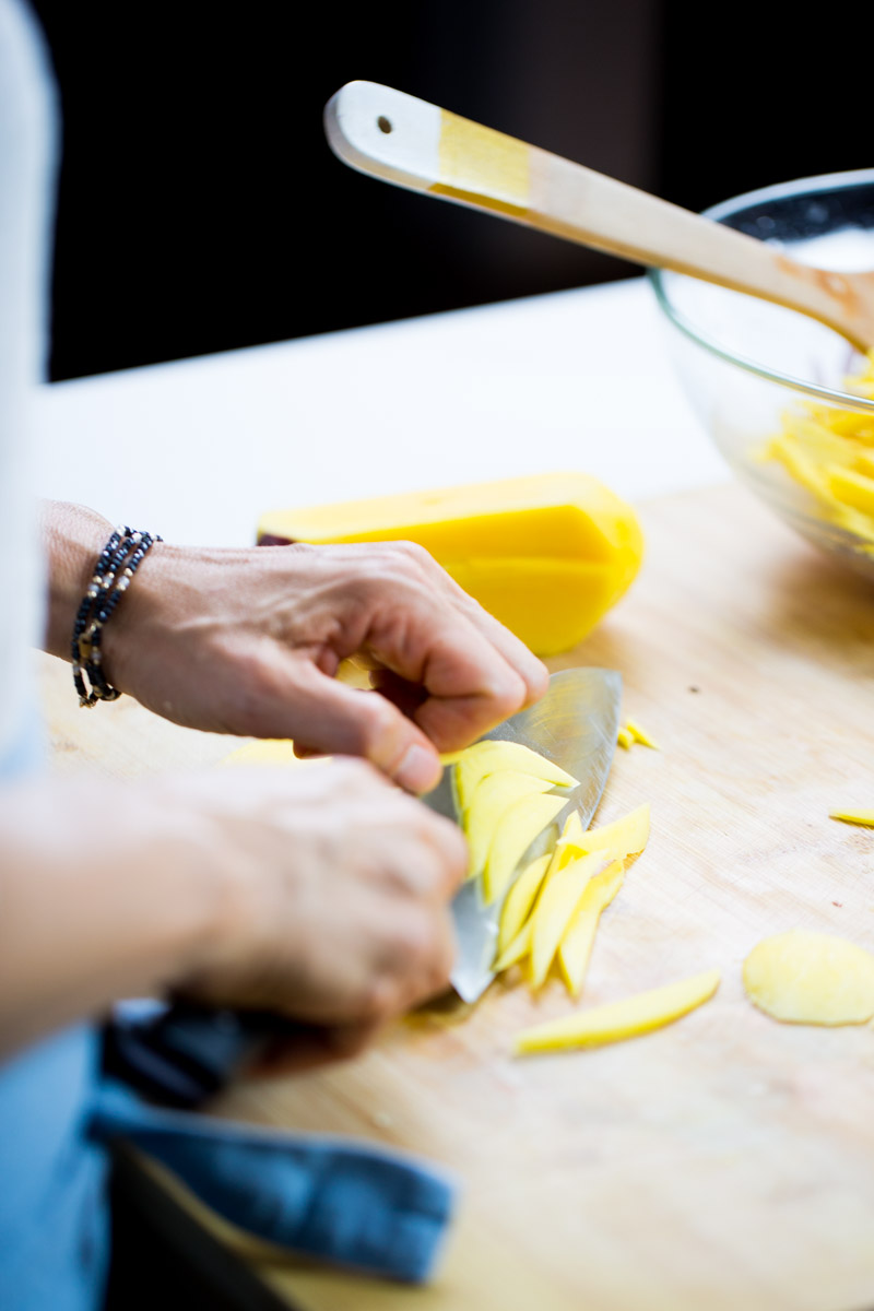 how to slice  a mancgo for ceviche