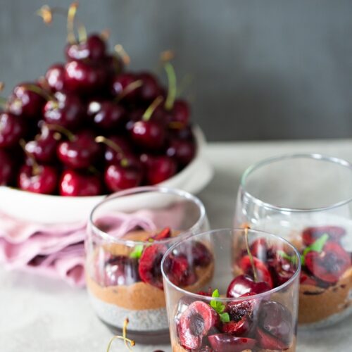 Pudin de chia de chocolate y vainilla con cerezas