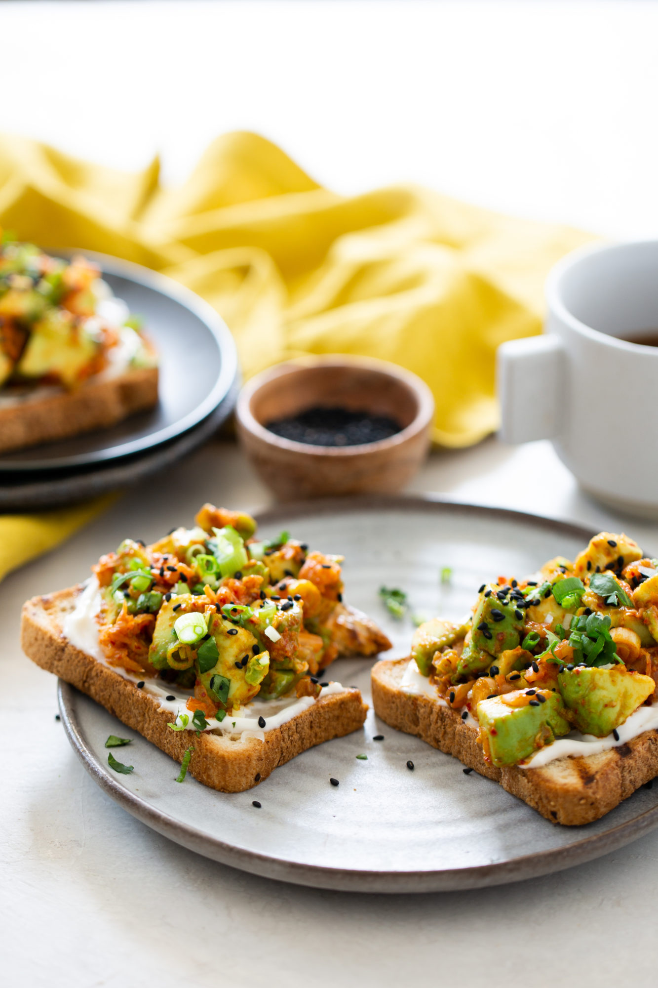 Pan con aguacate y kimchi