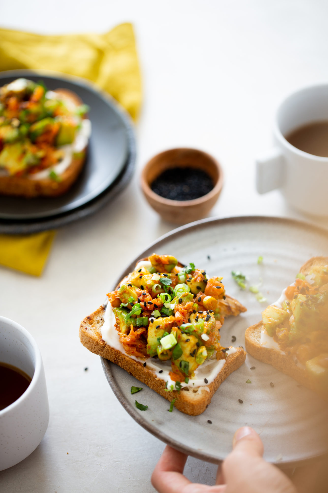 un desayuno con pan con aguacate y kimchi
