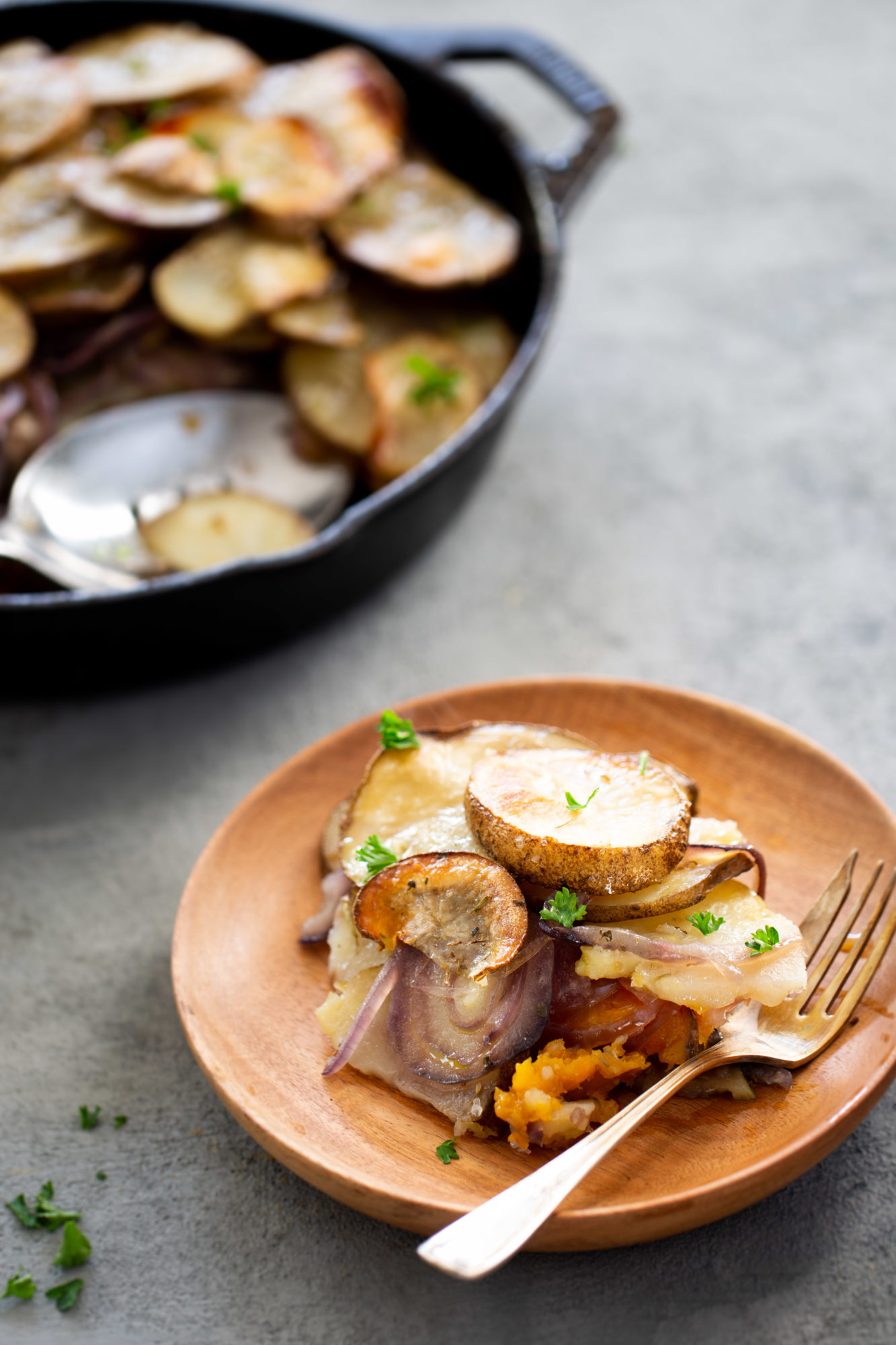 plato con una rebana de tarta de papas