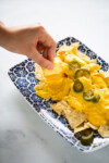 nachos con queso vegano y chiles jalapeños