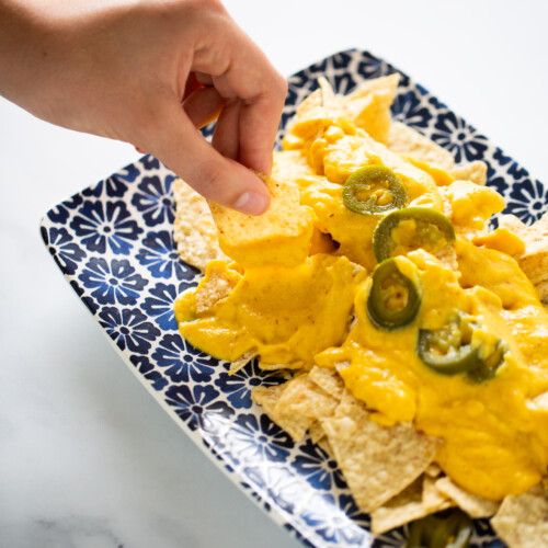 nachos con queso vegano y chiles jalapeños