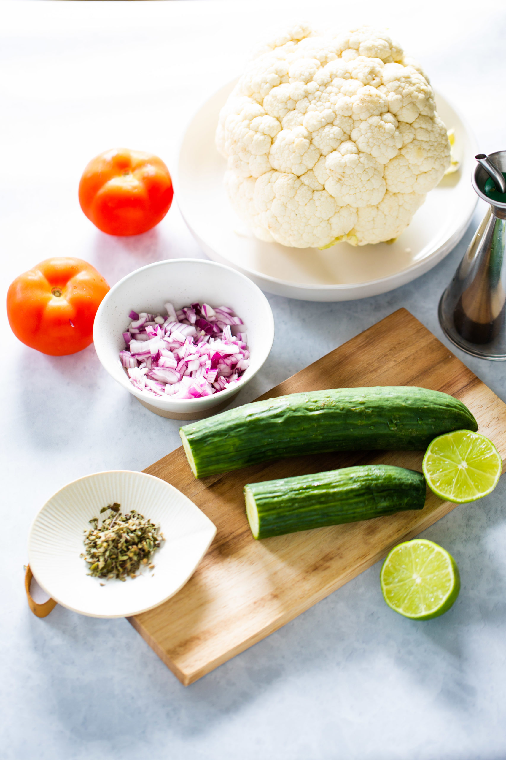 ingredientes para hacer ensaldaÑ coliflor, pepeino, cebolla, tomate, limón y hierbas frescas