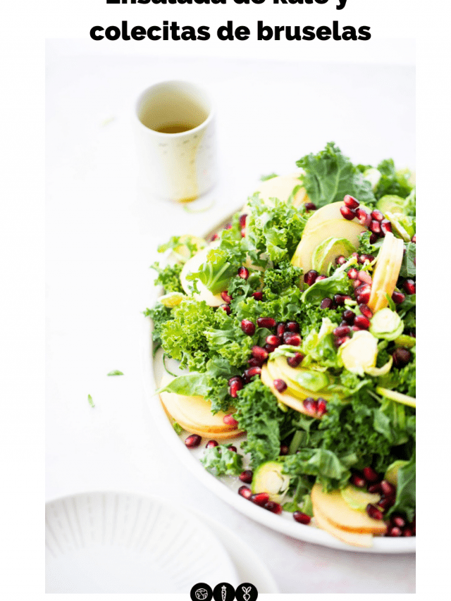 ENSALADA DE KALE Y COLECITAS DE BRUSELAS CON MANZANA Y GRANADA