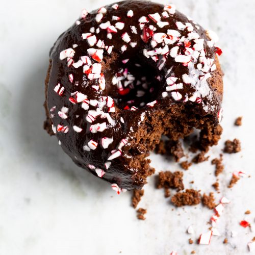 Un donut de chocolate con chispas de menta encima.