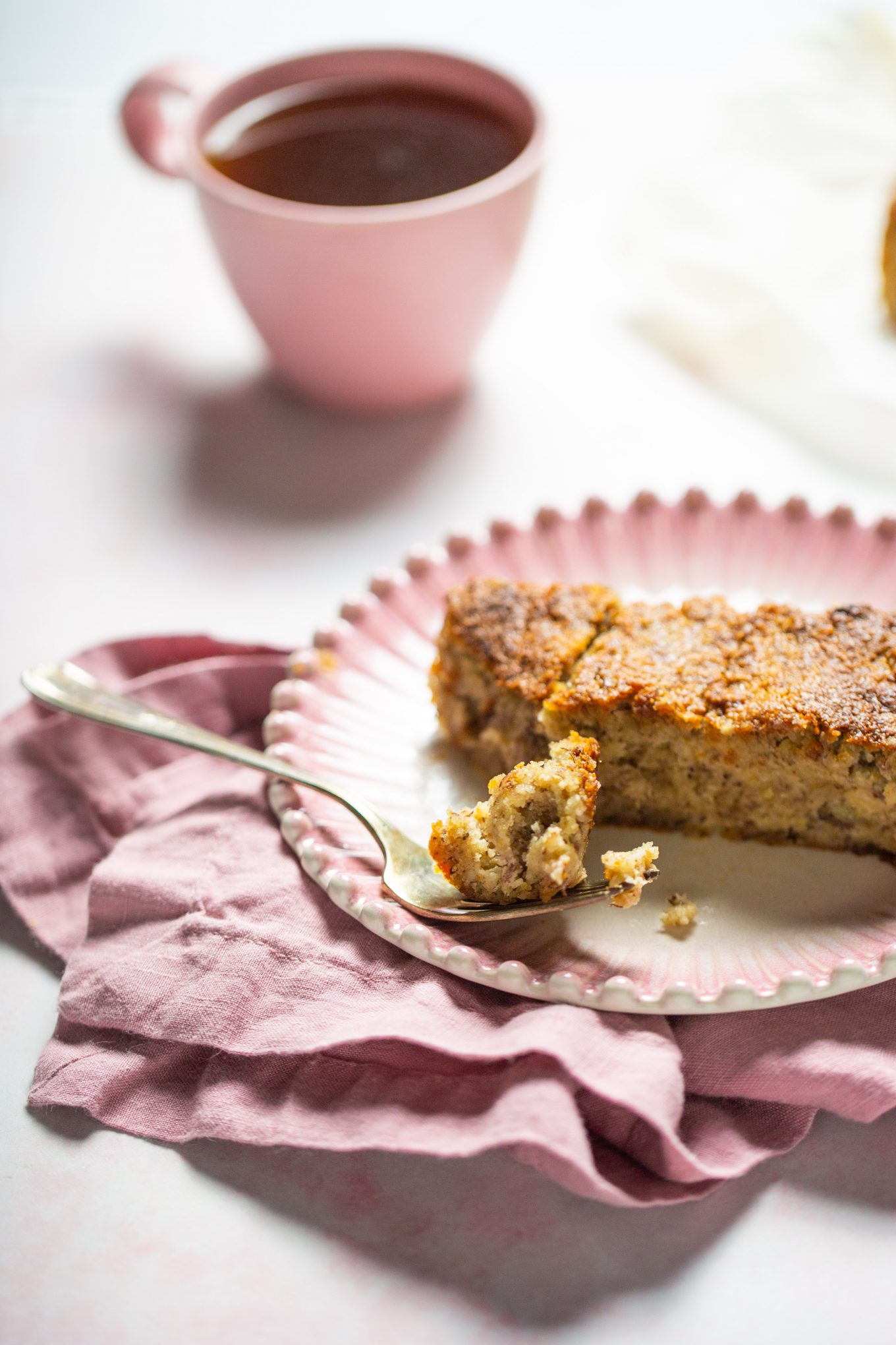 una rebanada de pan de platano sin gluten