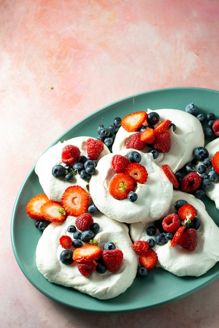 egg-lee pavlova with fresh berries