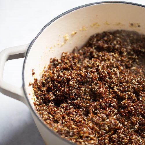Una olla llena de quinoa recién cocida.
