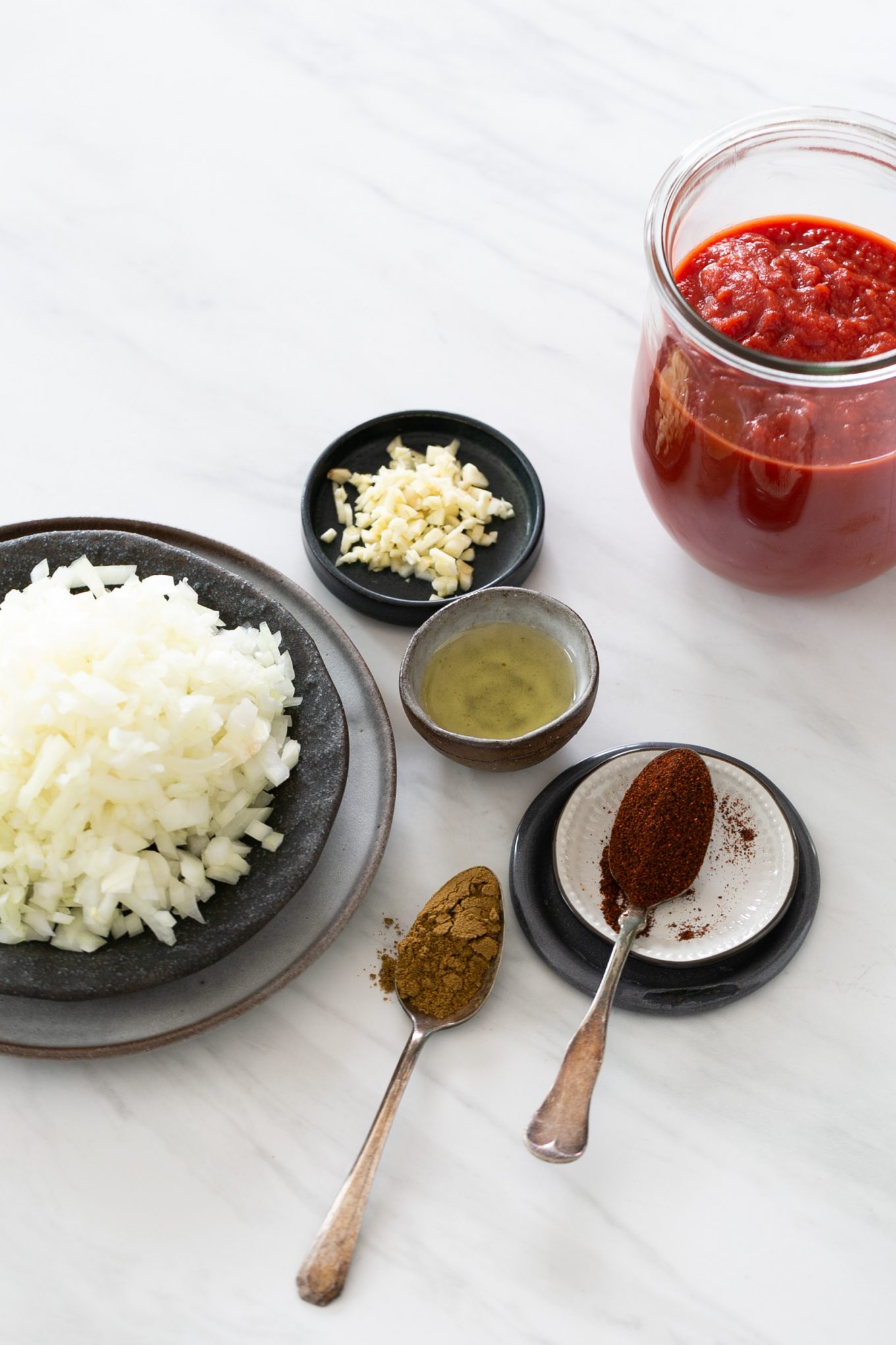 Ingredientes para arroz mexicano y salsa para enchiladas.
