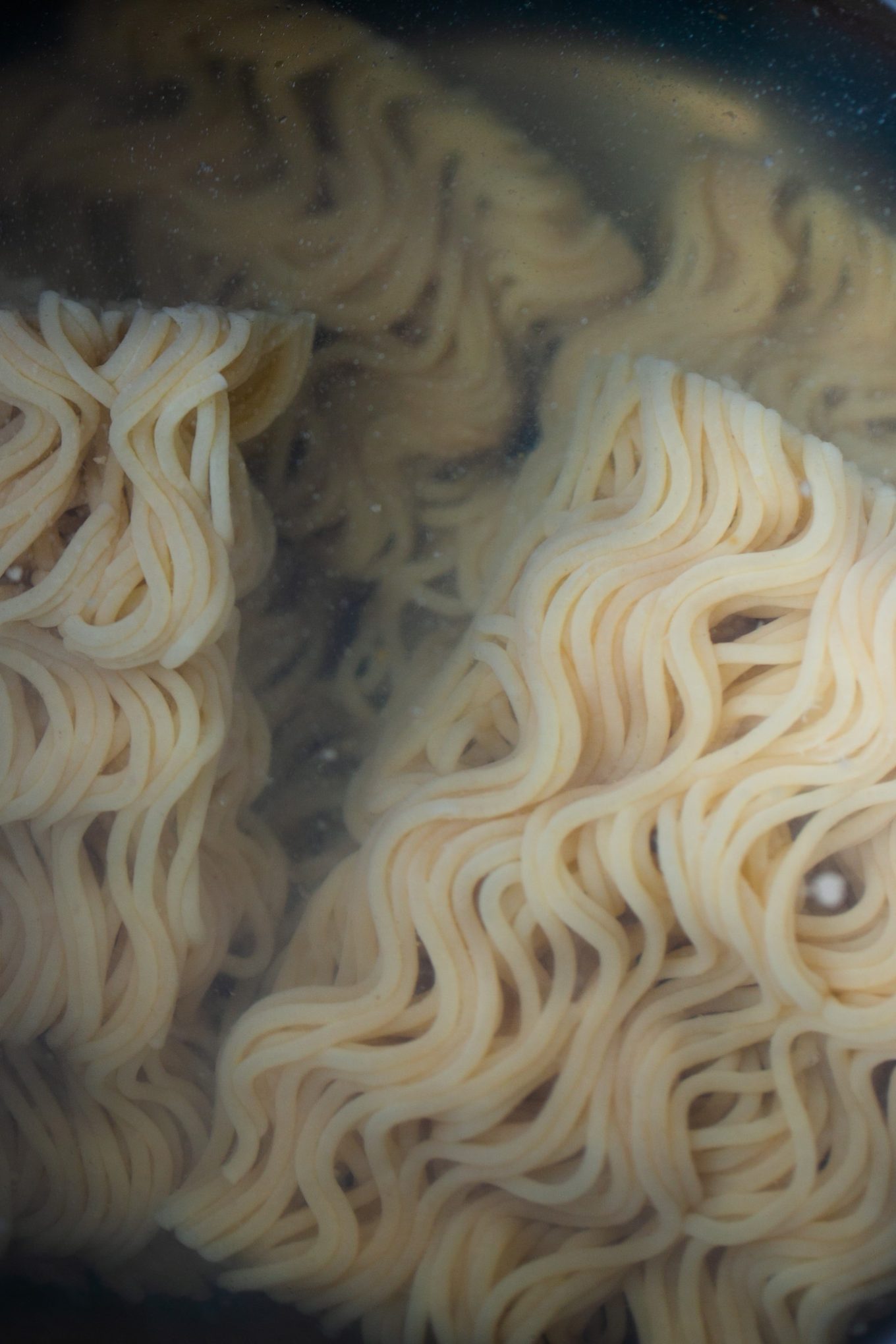 Un primer plano de fideos ramen en una olla.