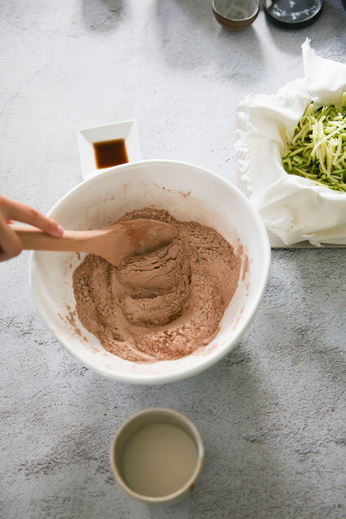 Mezclando los ingredientes secos en un tazón blanco