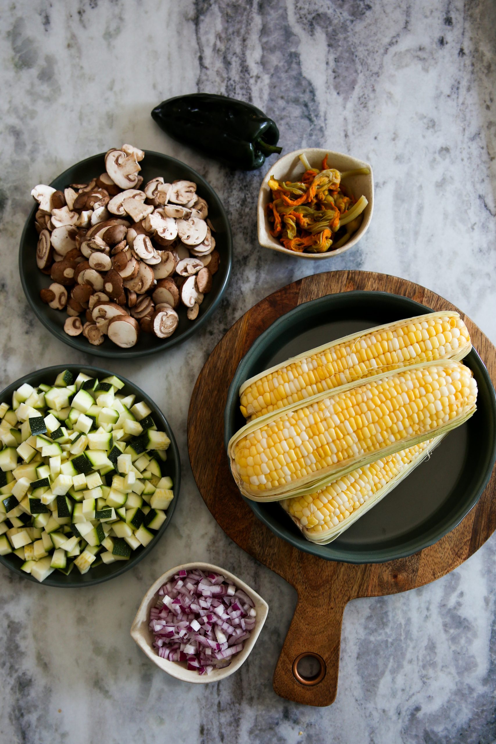 calabacíta, champiñon, flor de calabaza y elote para hacer sopa