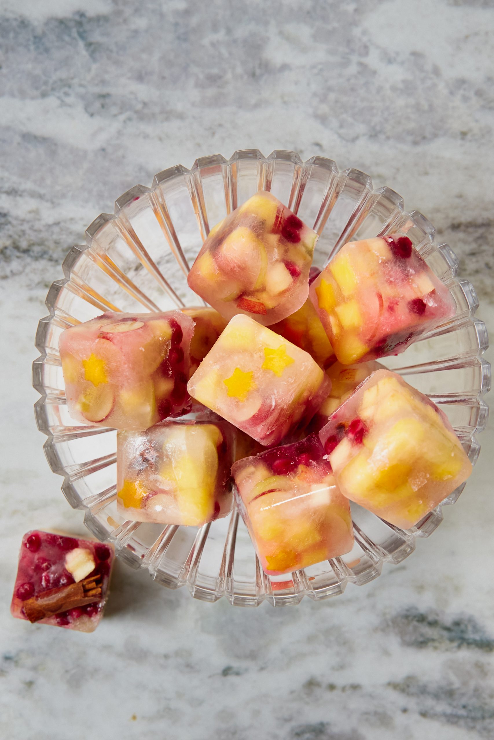 Cubitos de hielo con fruta picada en un bowl de cristal