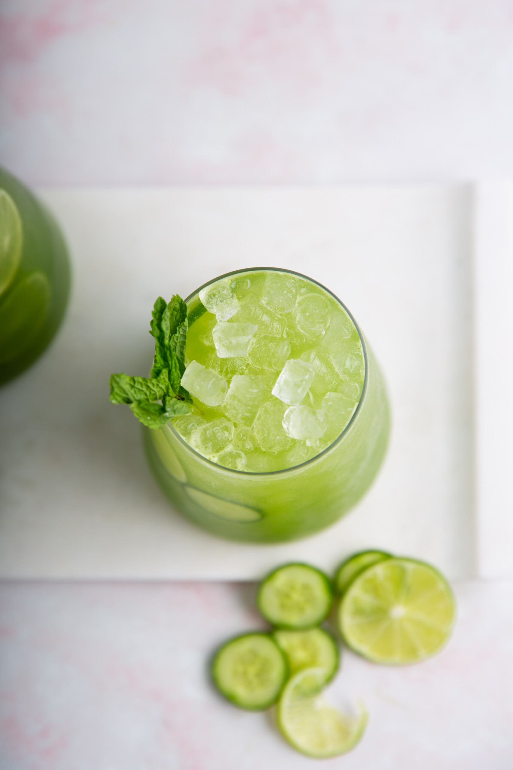 Agua fresca de pepino con limón y menta con hielo vista de arriba