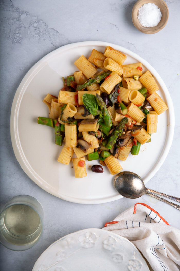 Pasta con espárragos sobre un platón blanco