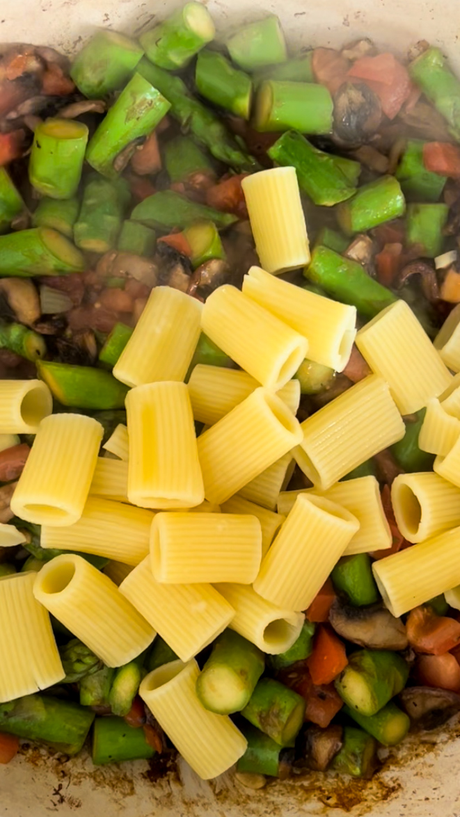 pasta con espárragos y champiñones es un sartén