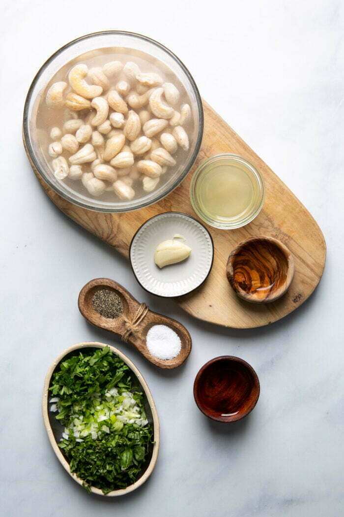 cashes in water in a bowl, galic, fresh herbsa bnd lemon juice to make vegan cream cheese.