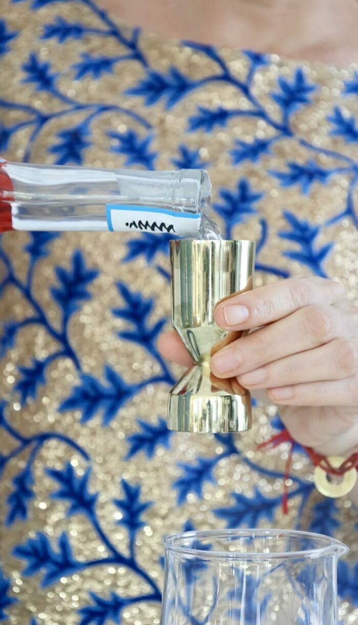Sirviendo mezcal a una medida