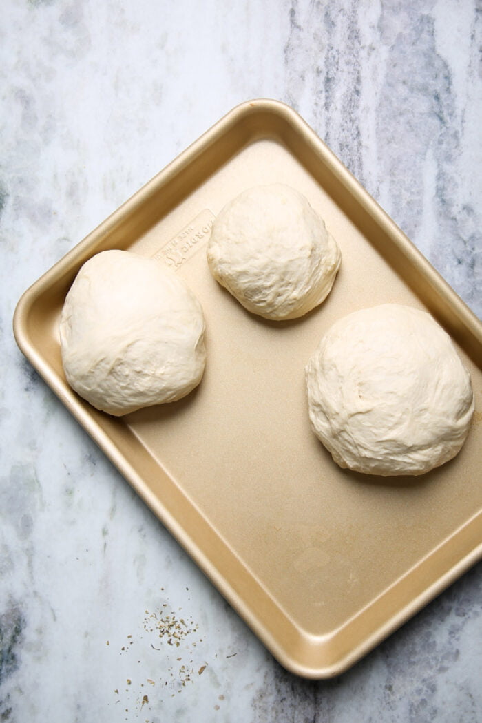 charola con tres bolas de masa para pizza