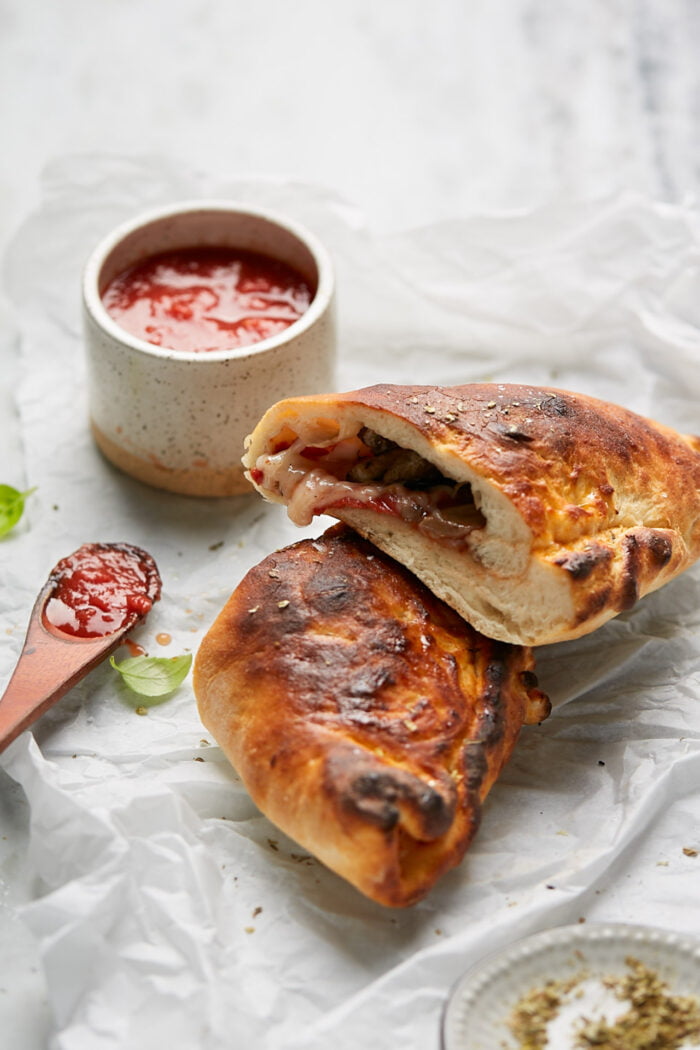 Foto de calzone con salsa de tomate a un lado