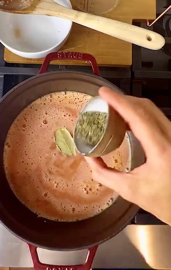 ponienndo las especias a la sopa