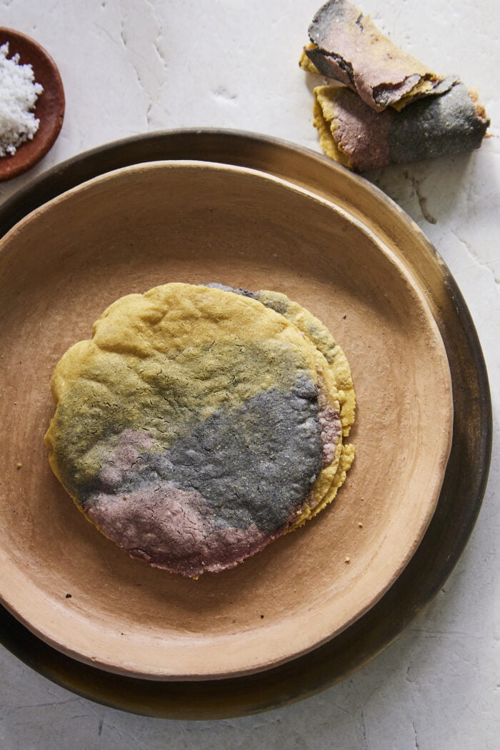 Three color tortillas on a plate made of barro.