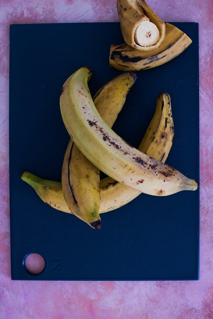 plátanos en una tabla de cortar azul