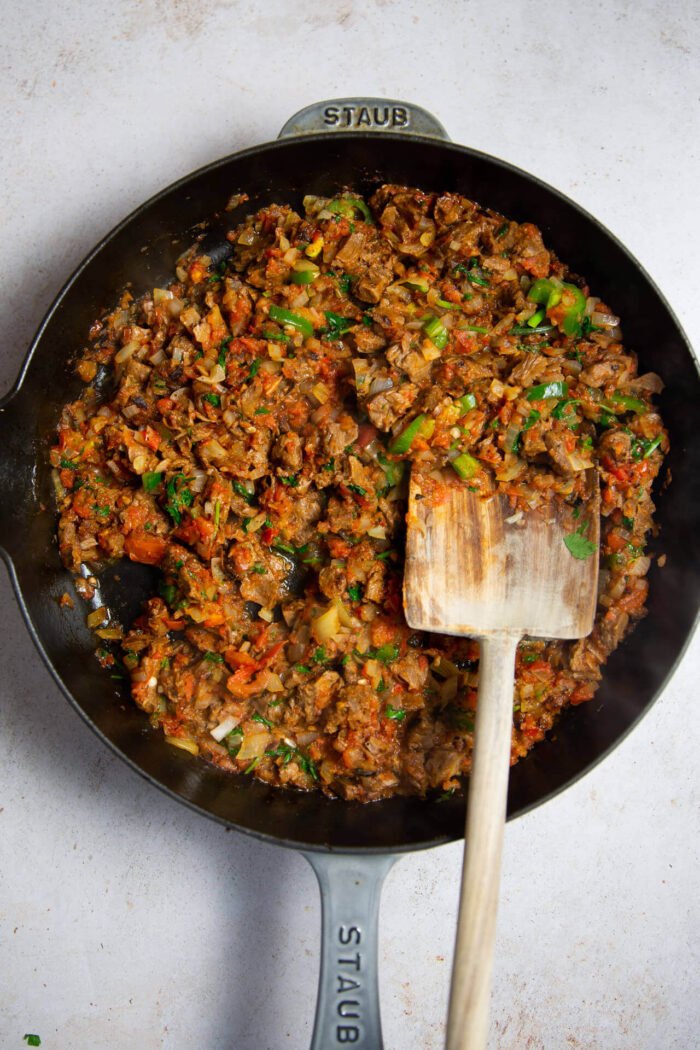 bistec a la mexicana on a cast iron skillet