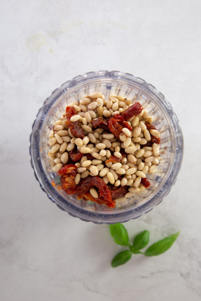 sun dried tomatoes, pinenuts and basil in the blender container