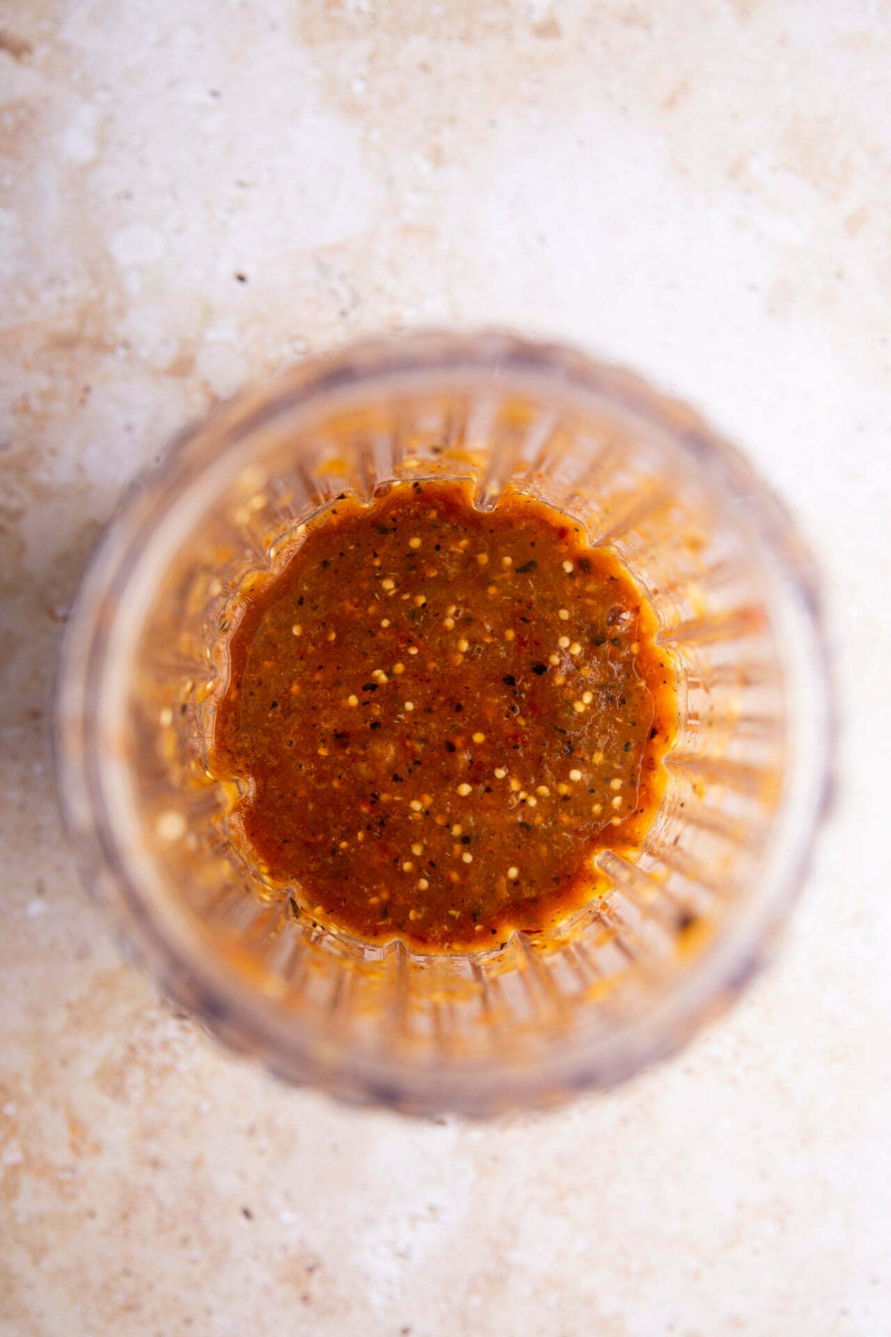 Salsa de tomatillo y chipotle licuada en la licuadora