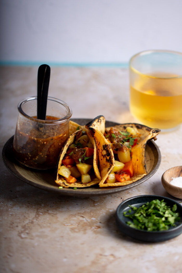 tacos de papa y camote en tortilla de maíz