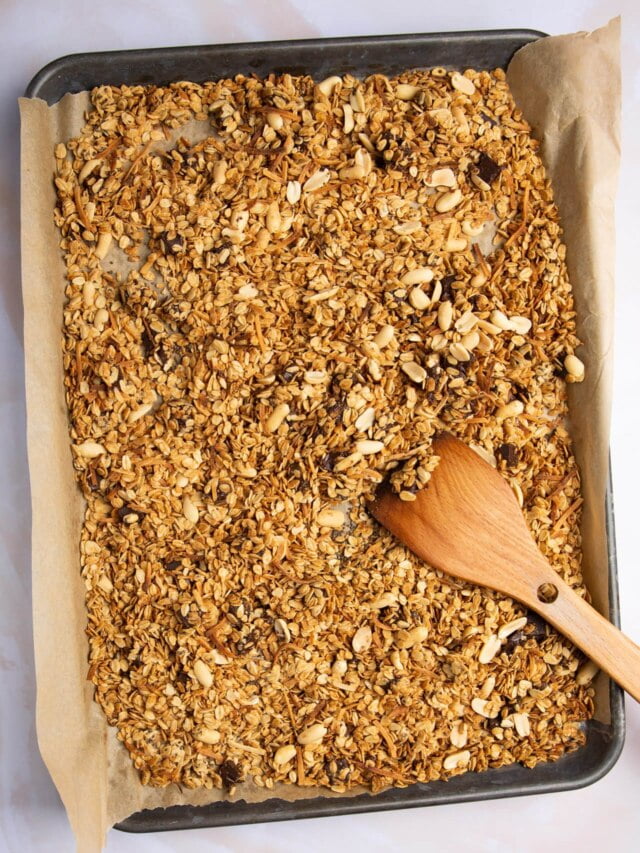 PEANUT BUTTER GRANOLA WITH CHOCOLATE CHUNKS