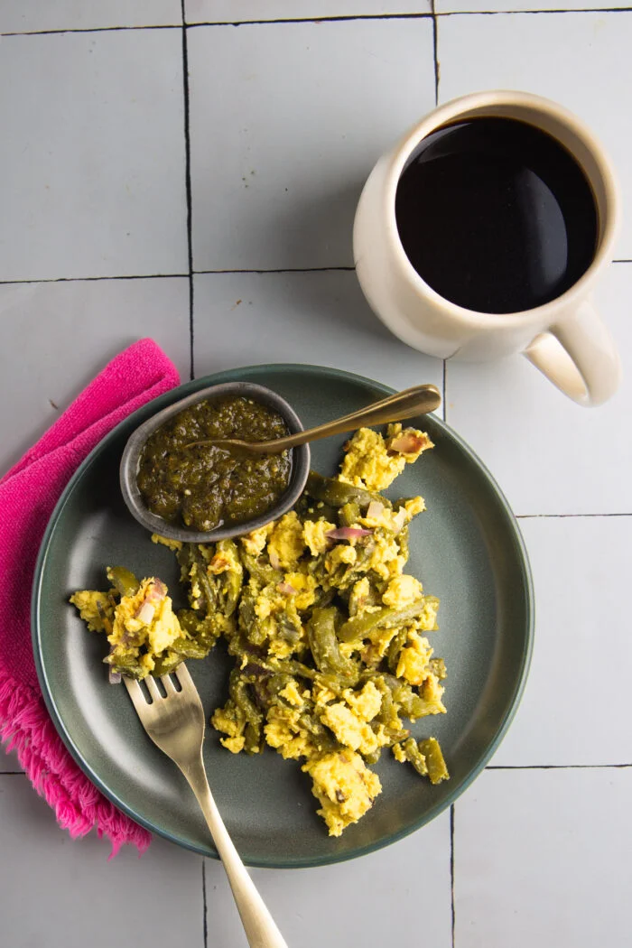 Nopales con huevo (vegano)