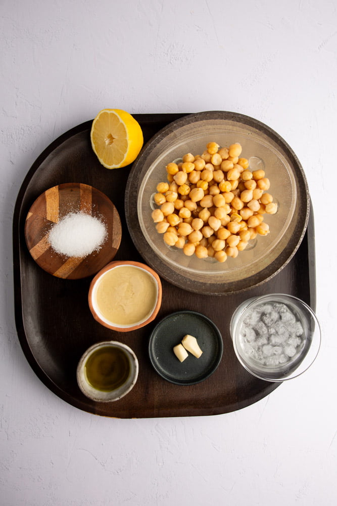 Ingredientes para hacer hummus, garbanzos y tahini
