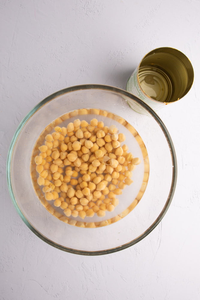 garbanzos en un tazon de agua