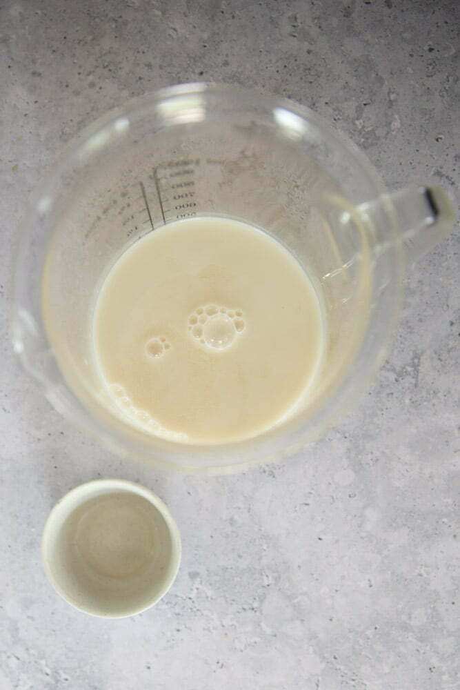 leche en una taza con vinagre de manzana a un lado