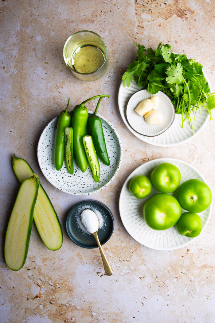 chiles serranos a la mitads, calabacitas, ajos, tomatillos, aceite y sal para hacer salsa mexicana