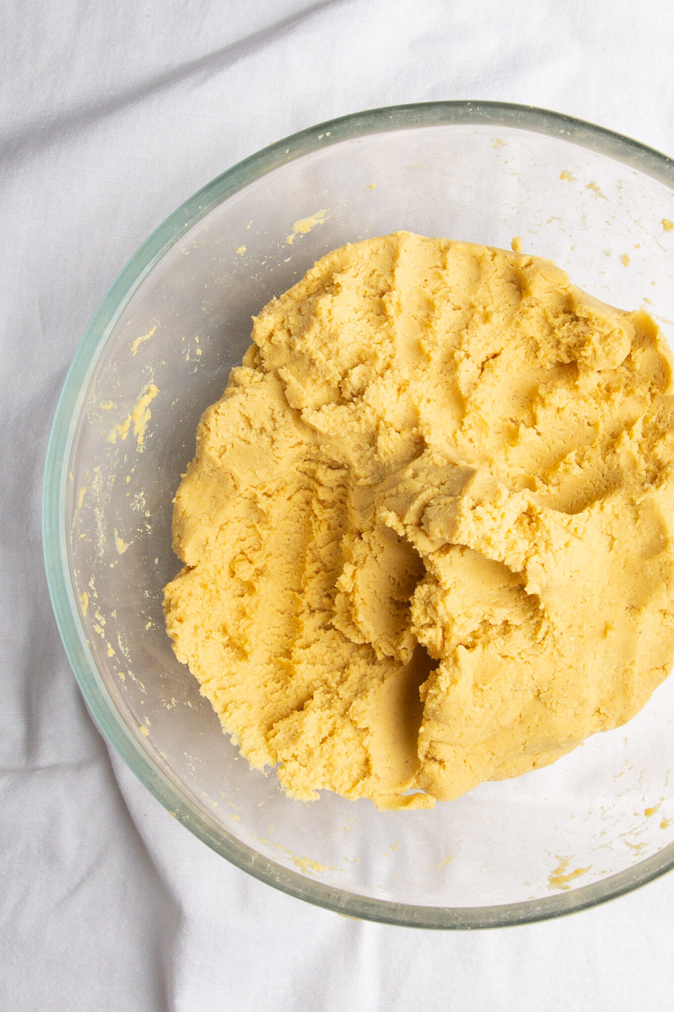 A bowl with a yellow dough, the Estrujadas Veracruzanas.