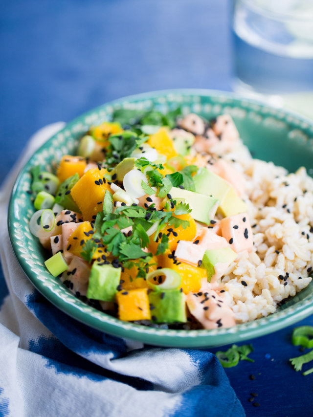 Vegan Poke-bowl with mango & sriracha mayo