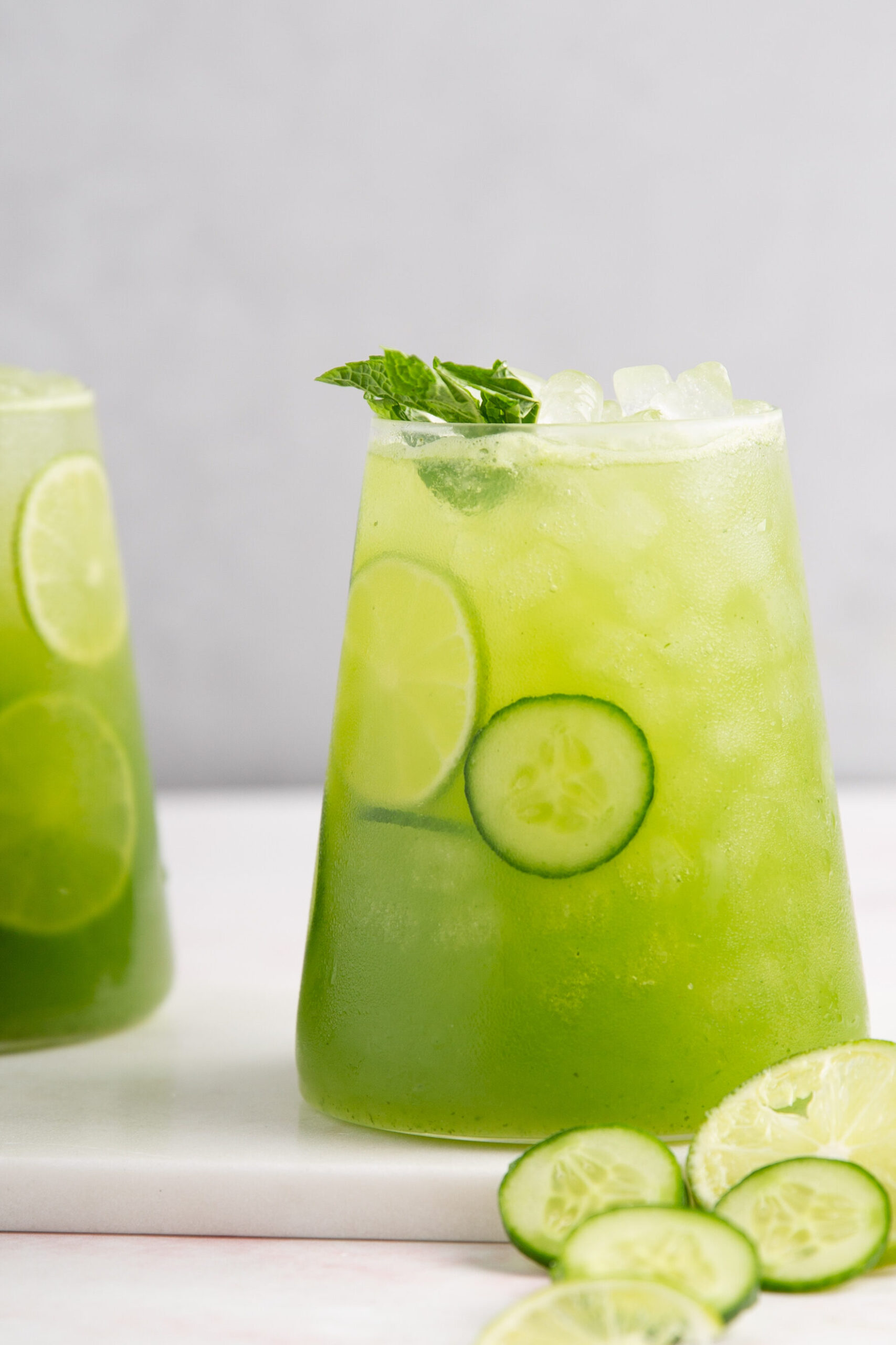 2 vasos de Agua fresca de pepino con limón y menta